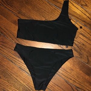 🤸🏽‍♀️ SOLD 🤸🏽‍♀️ 1 shoulder two piece bikini